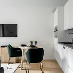 Upea Yksioe Joen Laeheisyydessae *