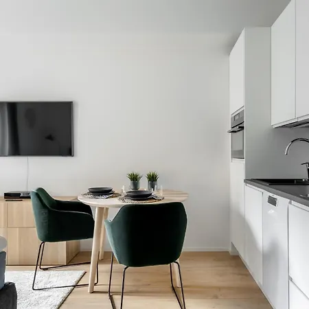 Upea Yksioe Joen Laeheisyydessae *