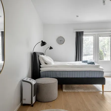 Upea Yksioe Joen Laeheisyydessae