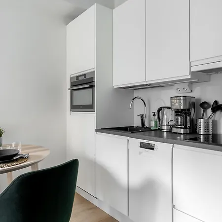 Upea Yksioe Joen Laeheisyydessae *