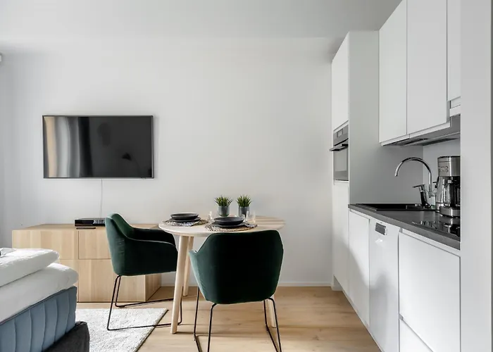 Upea Yksioe Joen Laeheisyydessae *