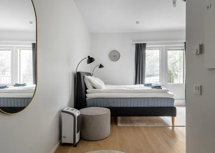 Upea Yksioe Joen Laeheisyydessae