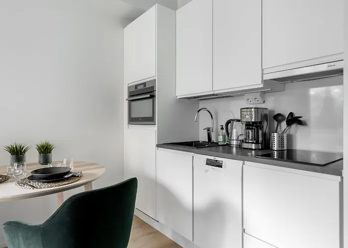 Upea Yksioe Joen Laeheisyydessae *